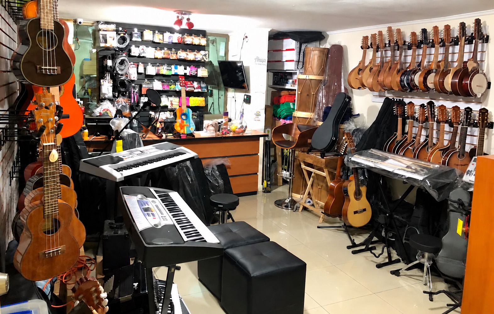 Interior de la tienda VeronaMusic en San Miguel, con mandolinas, banjos, guitarras y teclados